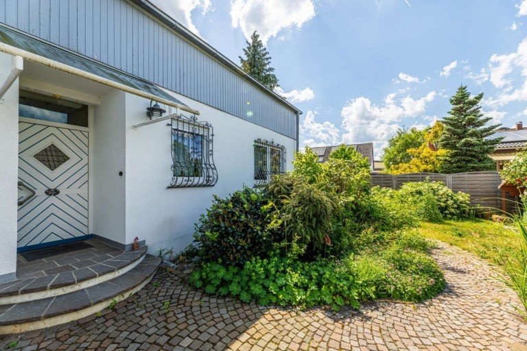 Eingang Cadolzburg Reihenendhaus HEGERICH: Von Gartentraum & jede menge Platz - komfortabel ausgebautes Einfamilienhaus in Cadolzburg