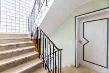 Treppenhaus HEGERICH: Vielseitiges Mehrfamilienhaus mit Projektierung und gro�em Entwicklungspotenzial