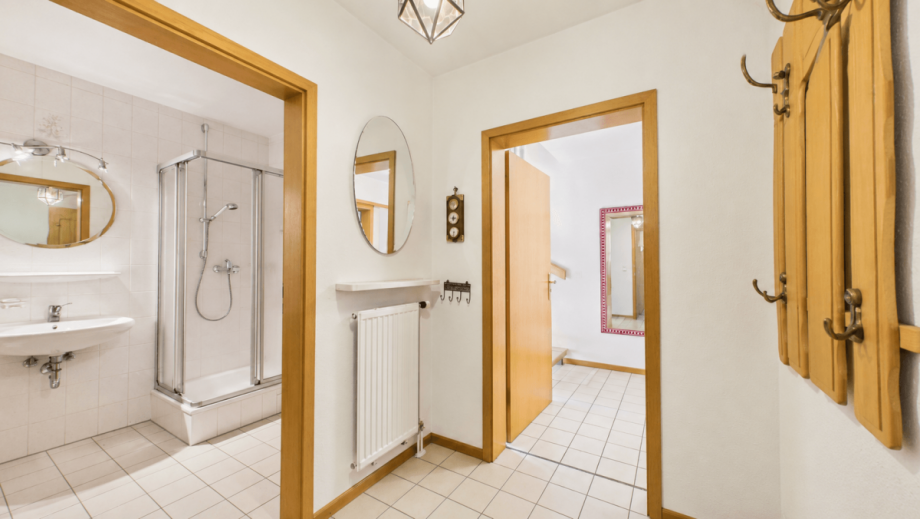 Flur (KI gest�tzt entm�bliert) Einfamilienhaus M�nchen