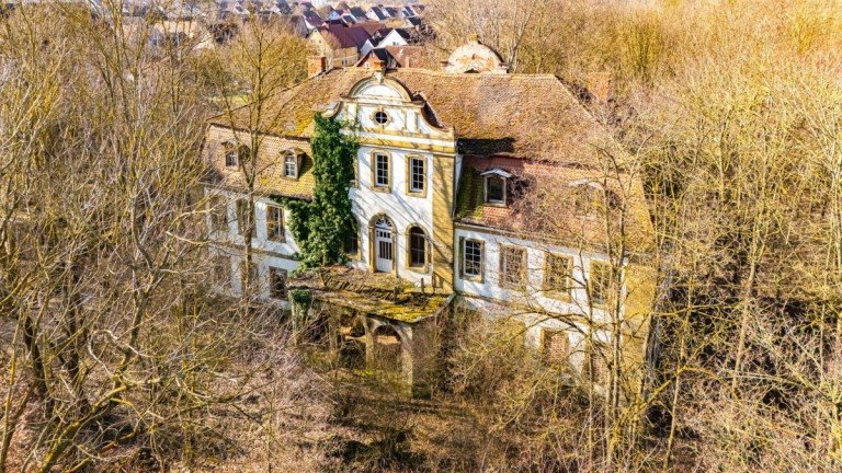 Schlo�stra�e 8 - Illesheim - FLUG-18 Illesheim Renditeobjekt HEGERICH: Denkmalgesch�tztes Schloss mit gro�em Potential in Illesheim