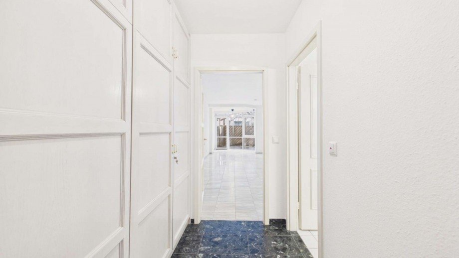Flur mit Einbauschrank Erdgeschosswohnung M�nchen