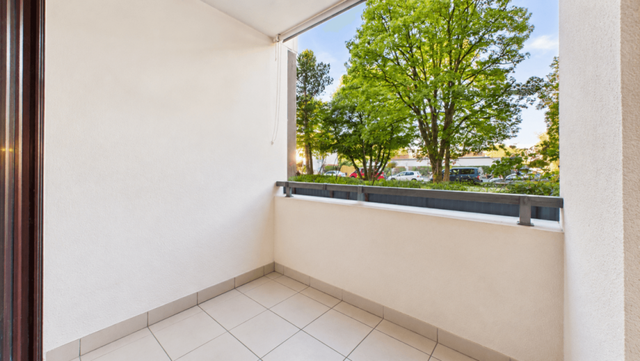 Balkon (KI gest�tzt entm�bliert) Erdgeschosswohnung Garching bei M�nchen