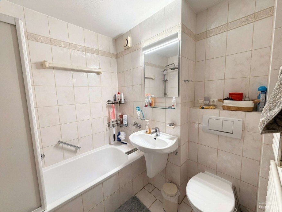 Badezimmer - (KI generiert) Etagenwohnung M�nchen