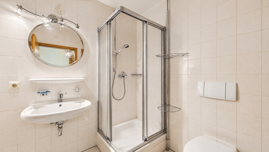 Badezimmer Erdgeschoss (KI gest�tzt entm�bliert) Einfamilienhaus M�nchen