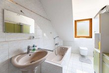 Badezimmer Hegerich: Stilvolles Zweifamilienhaus mit Wintergarten und vielseitigen Nutzungsm�glichkeiten