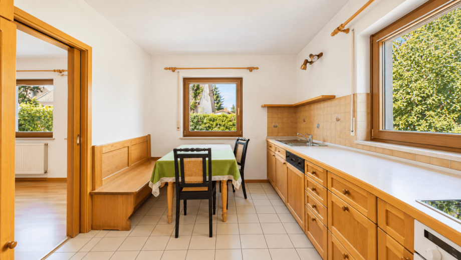 K�che mit Essecke (KI gest�tzt bearbeitet) Einfamilienhaus M�nchen