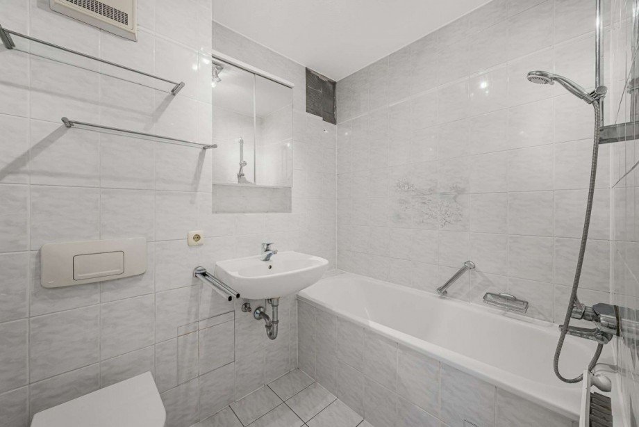 Badezimmer mit Badewanne Erdgeschosswohnung M�nchen