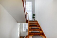 Blick auf die Treppe HEGERICH: Wohn- und Gesch�ftshaus mit viel Potenzial in Obermenzing