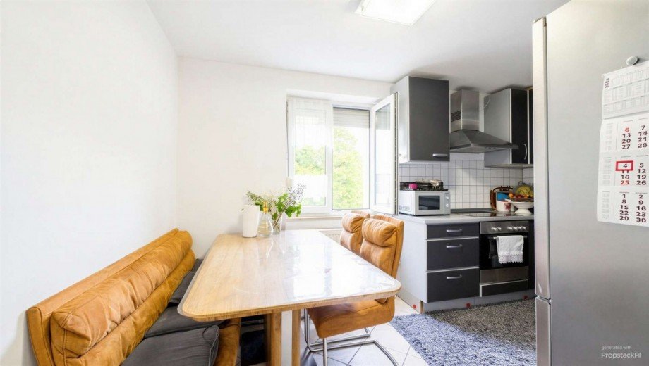 Essecke - (KI generiert) Etagenwohnung M�nchen