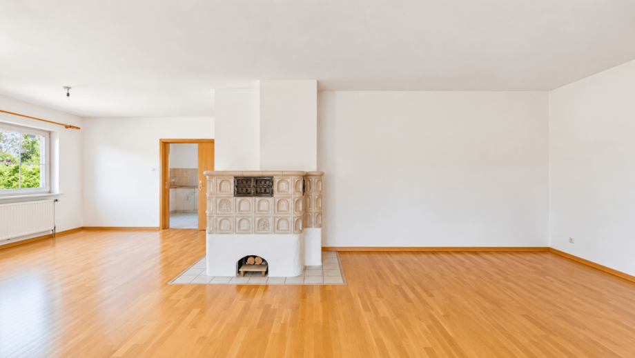 Wohnzimmer (KI gest�tzt entm�bliert) Einfamilienhaus M�nchen