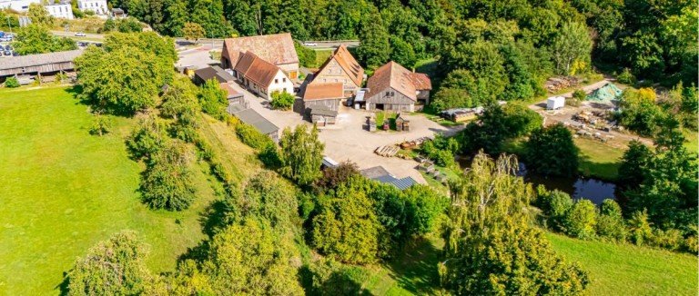 Luftaufnahme 2 Cadolzburg Renditeobjekt HEGERICH: Handwerksgeschichte trifft Zukunft - ehemaliger Handwerksbetrieb mit riesigem Au�engel�nde