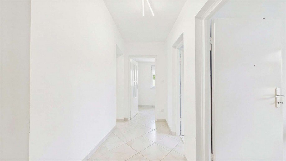 Flur - (KI generiert) Etagenwohnung M�nchen