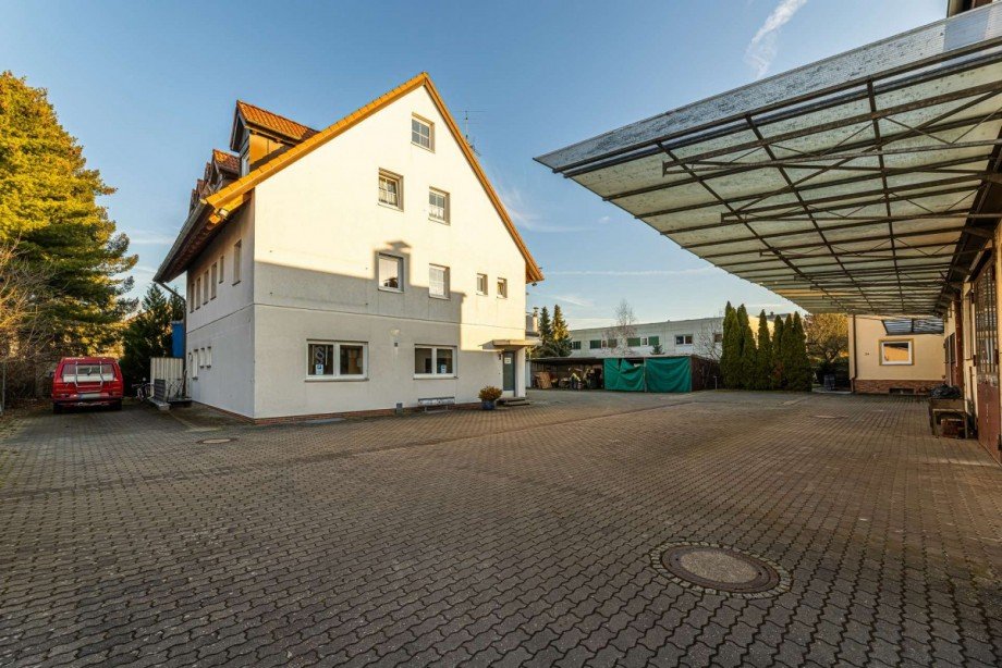Blick von Einfahrt Mehrfamilienhaus F�rth
