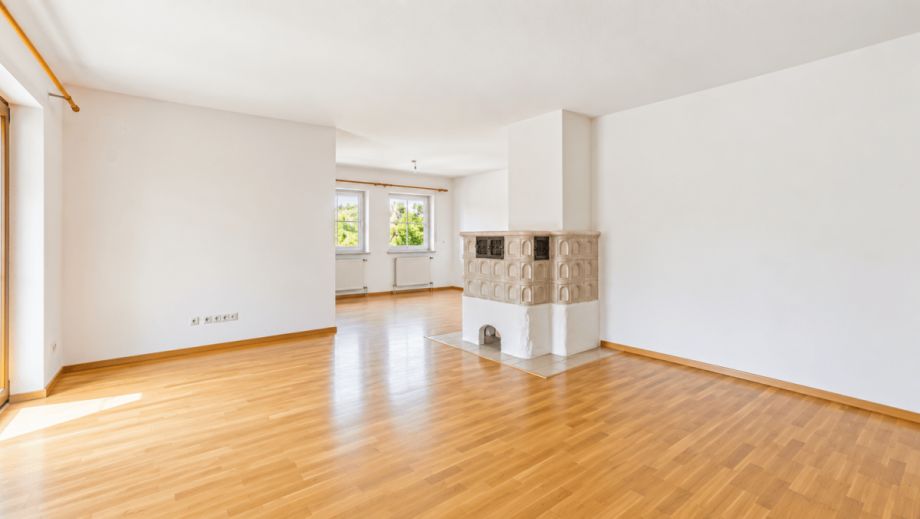Wohnzimmer (KI gest�tzt entm�bliert) Einfamilienhaus M�nchen