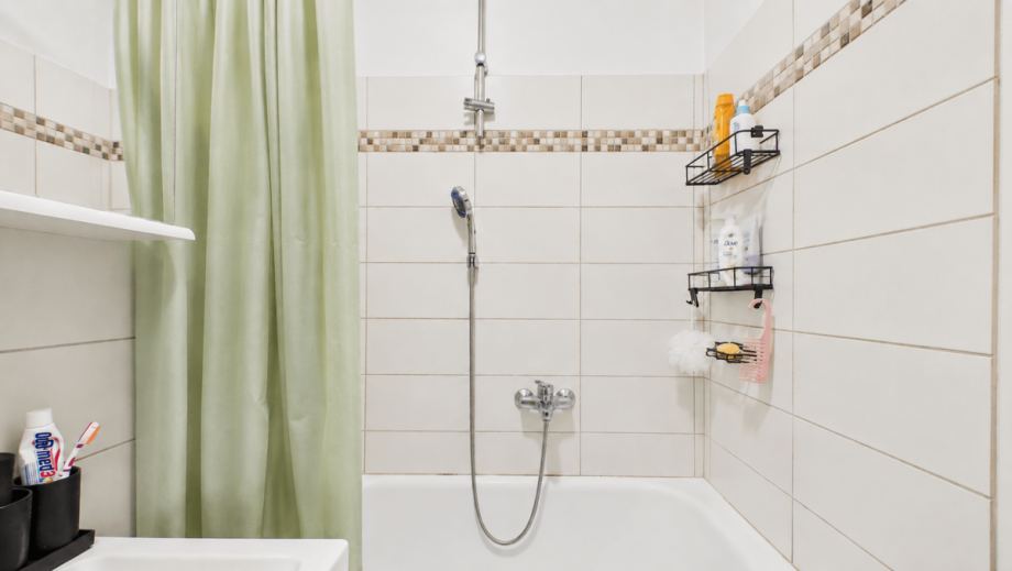 Badezimmer (KI-gest�tzt bearbeitet) Erdgeschosswohnung M�nchen