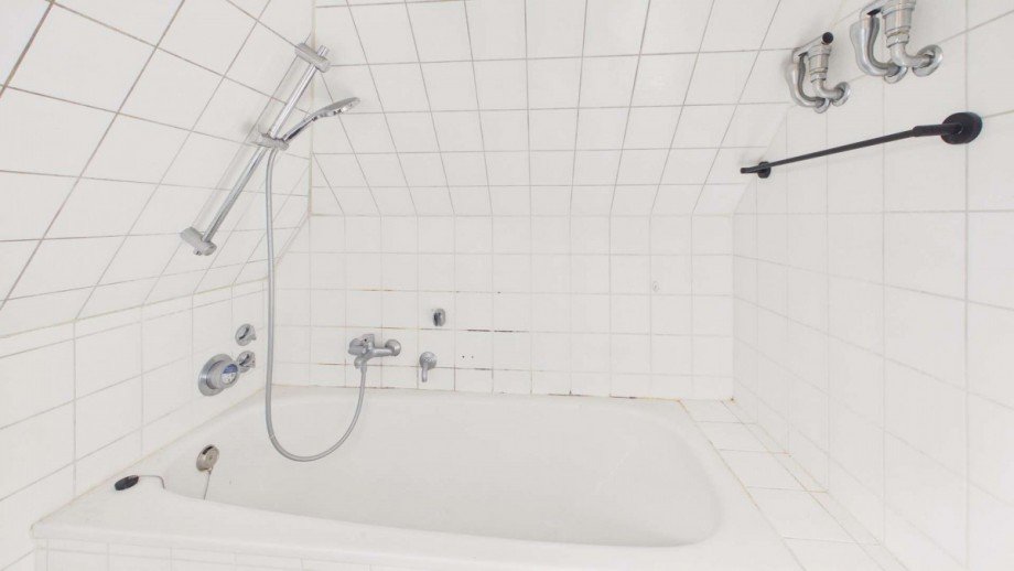 Badewanne mit Duschfunktion Dachgeschosswohnung M�nchen