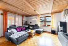 Wohnzimmer Hegerich: Stilvolles Zweifamilienhaus mit Wintergarten und vielseitigen Nutzungsm�glichkeiten