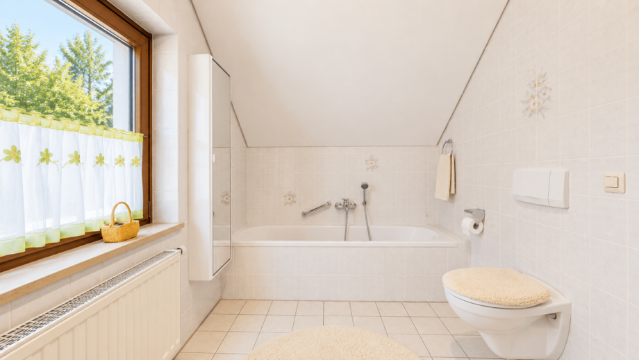 Badezimmer Dachgeschoss (KI gest�tzt entm�bliert) Einfamilienhaus M�nchen