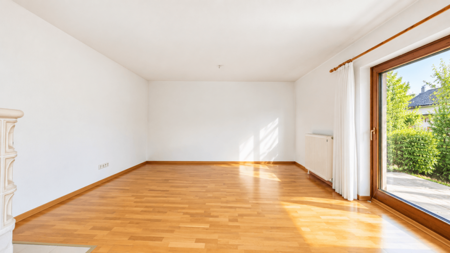 Wohnzimmer (KI gest�tzt entm�bliert) Einfamilienhaus M�nchen