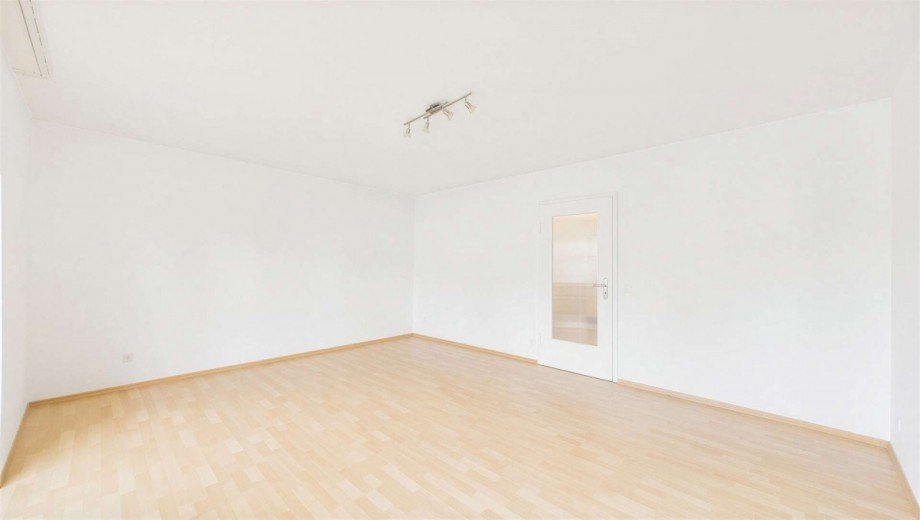 Wohnzimmer (KI-bearbeitet) Etagenwohnung M�nchen