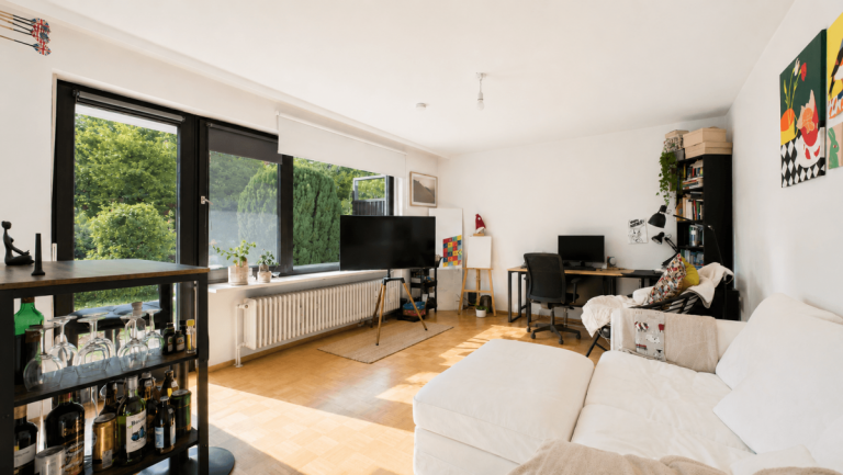 Wonhzimmer (KI-gest�tzt bearbeitet) M�nchen Erdgeschosswohnung HEGERICH: Vermietete 1-Zimmer-Erdgeschosswohnung mit Terrasse in M�nchen-Sendling-Westpark