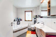 Badezimmer Hegerich: Stilvolles Zweifamilienhaus mit Wintergarten und vielseitigen Nutzungsm�glichkeiten