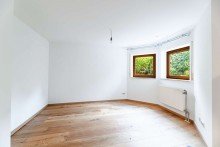 Zimmer Hegerich: Stilvolles Zweifamilienhaus mit Wintergarten und vielseitigen Nutzungsm�glichkeiten