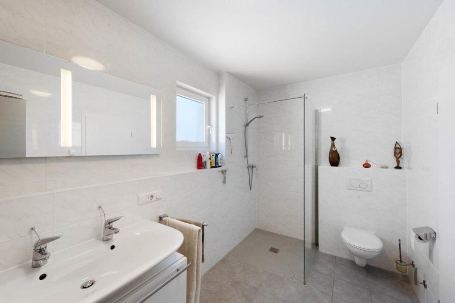 Bad mit Dusche und Wanne Einfamilienhaus Poing