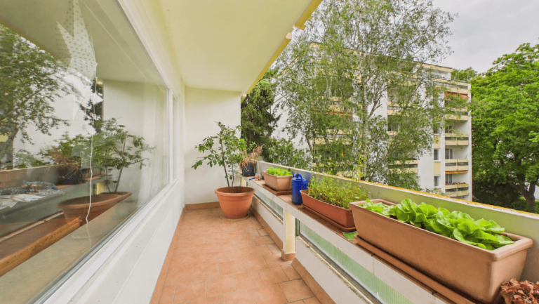 Balkon Krailling Etagenwohnung HEGERICH: Helle, vermietete 3-Zimmer-Wohnung mit zwei Balkonen - Krailling am Rand zu Planegg