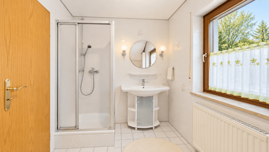 Badezimmer Dachgeschoss (KI gest�tzt entm�bliert) Einfamilienhaus M�nchen