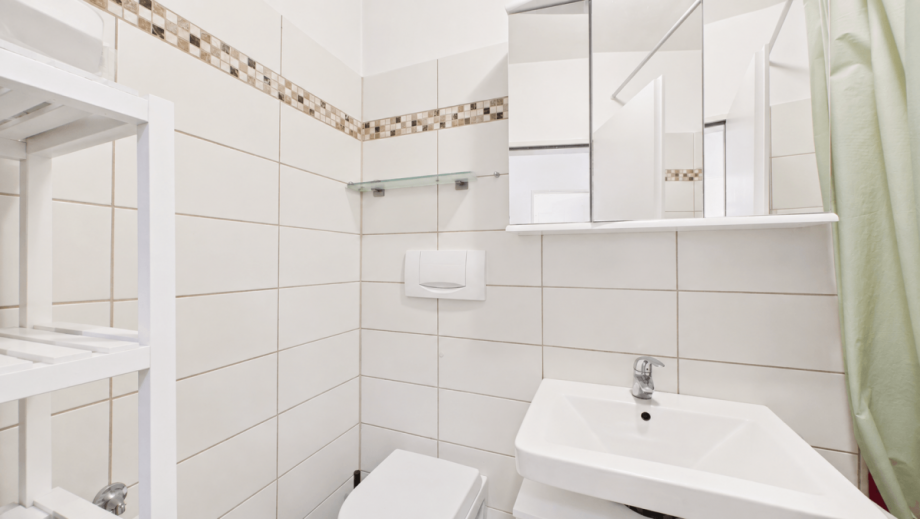 Badezimmer (KI-gest�tzt bearbeitet) Erdgeschosswohnung M�nchen