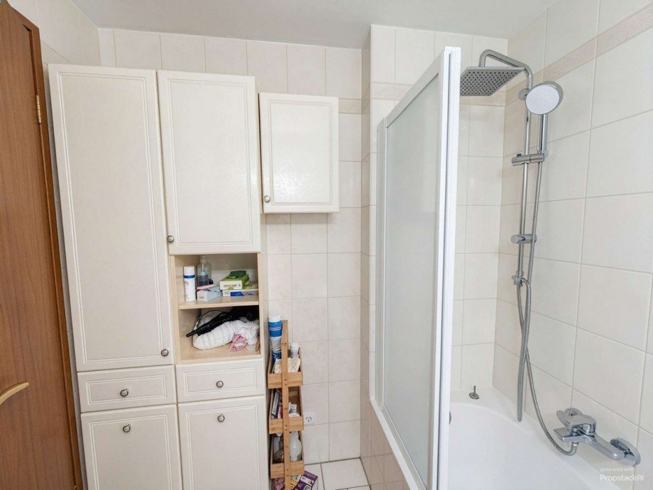 Badezimmer - (KI generiert) Etagenwohnung M�nchen