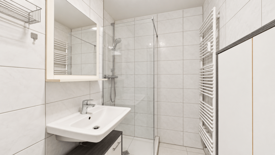 Badezimmer (KI gest�tzt bearbeitet) Erdgeschosswohnung Garching bei M�nchen