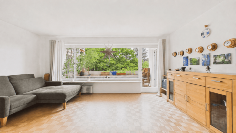 Wohnzimmer Krailling Etagenwohnung HEGERICH: Helle 3-Zimmer-Wohnung im 2. Obergeschoss mit zwei Balkonen - Krailling am Rand zu Planegg
