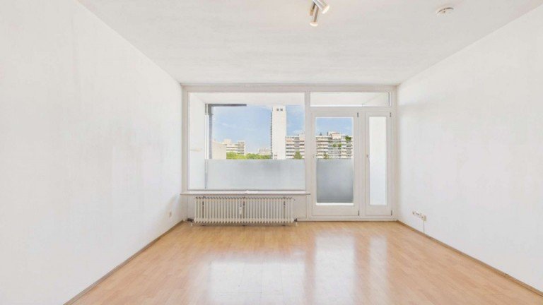 Wohn-/Schlafzimmer M�nchen Etagenwohnung HEGERICH: Leerstehende 1-Zimmer-Wohnung mit Ost-Balkon direkt am Olympia-Einkaufszentrum