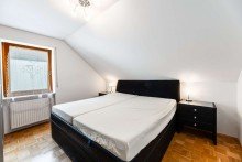 Schlafzimmer Hegerich: Stilvolles Zweifamilienhaus mit Wintergarten und vielseitigen Nutzungsm�glichkeiten