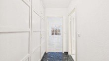 Flur mit Einbauschrank HEGERICH: Stilvolle 1-Zimmer-Erdgeschosswohnung in Altstadt-Lehel - Wohnen nahe der Isar!