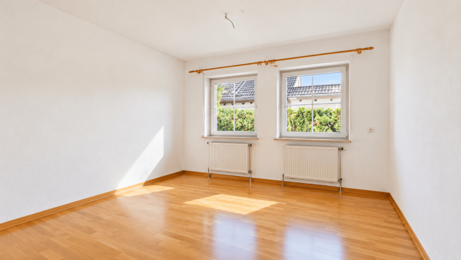 Wohnzimmer (KI gest�tzt entm�bliert) Einfamilienhaus M�nchen
