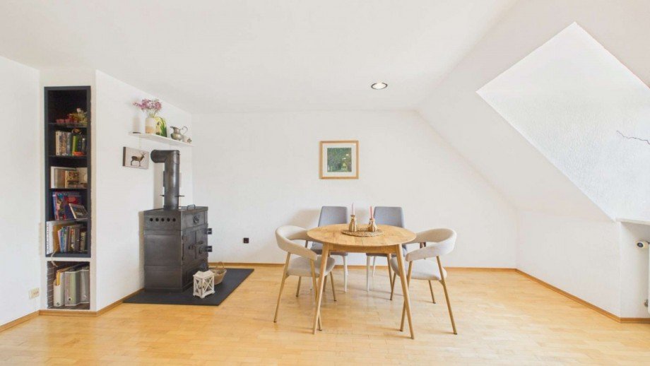 Essbereich mit Kaminofen Dachgeschosswohnung M�nchen