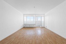 Wohnzimmer HEGERICH: Leerstehende 1-Zimmer-Wohnung mit Loggia in N�he des Olympia-Einkaufszentrums