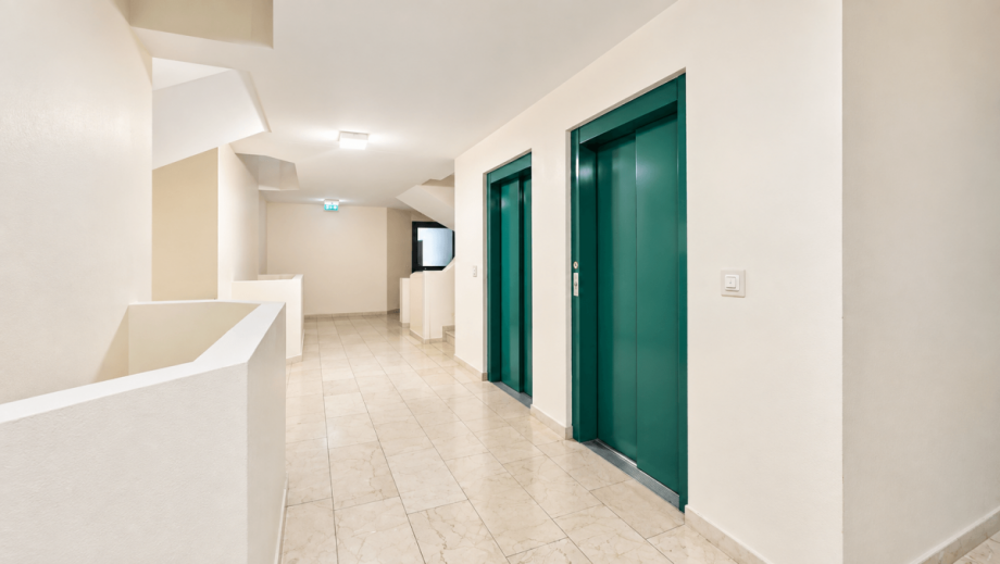 Treppenhaus mit zwei Aufz�gen Etagenwohnung M�nchen