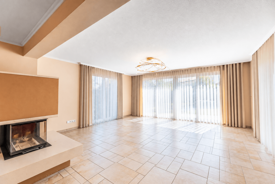 Wohnzimmer leer (KI optimiert) Villa Erlangen