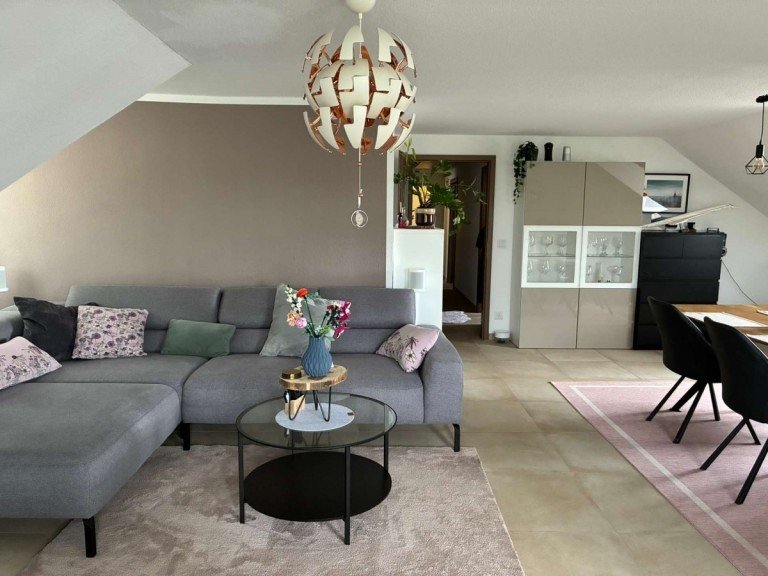 Wohnzimmer F�rth Dachgeschosswohnung HEGERICH: Helle Dachgeschosswohnung mit gro�z�gigem Wohnbereich und Balkon