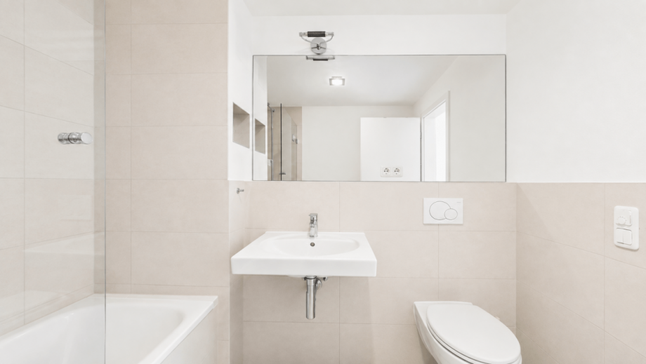Badezimmer mit Badewanne (2) Dachgeschosswohnung M�nchen