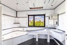 Badezimmer Hochparterre HEGERICH: Vielseitiges Mehrfamilienhaus mit Projektierung und gro�em Entwicklungspotenzial