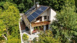 Hauptbild HEGERICH: Gro�z�giges Familienhaus mit weitl�ufigem Garten in begehrter Lage von Schwaig